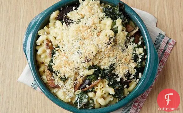 Macarrão cozido cremoso e queijo com couve e cogumelos