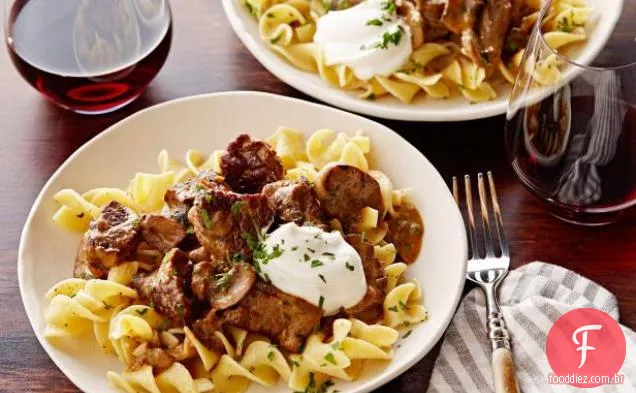 Strogonoff de carne sobre macarrão com manteiga