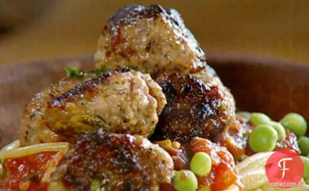 Almôndegas de salsicha rápidas com molho de tomate e manjericão, espaguete e ervilhas cruas doces