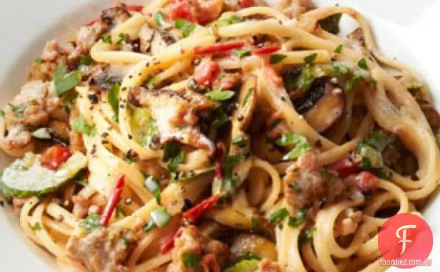 Linguine com salsicha e cogumelos