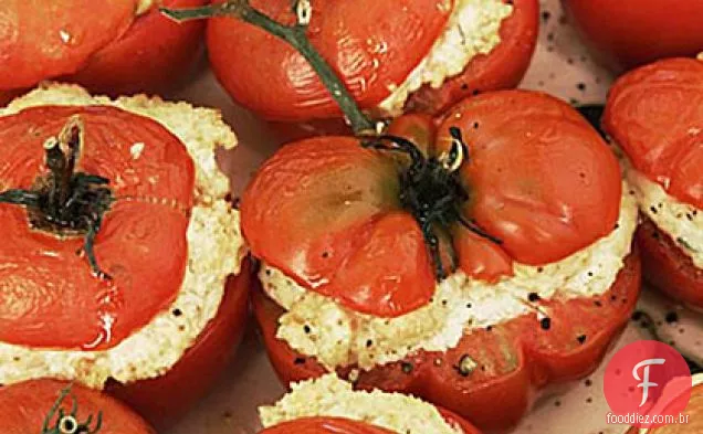 Tomates assados no forno recheados com queijo de cabra