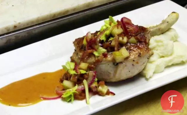 Costeletas de porco com salada de bacon de maçã