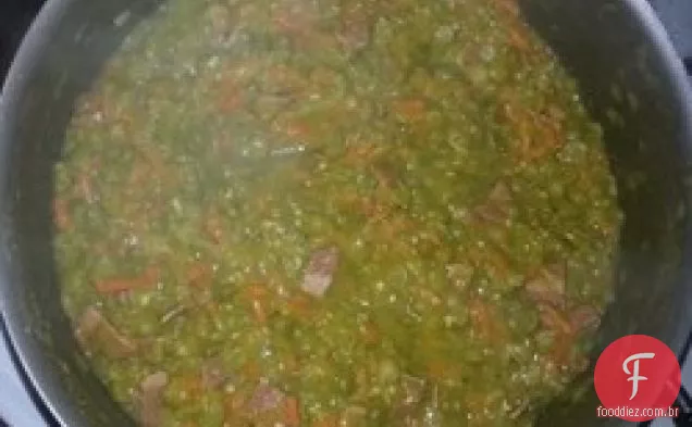 Sopa de ervilha dividida com alecrim