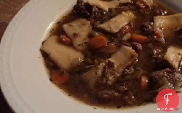 Simples fogão lento caseiro sopa de macarrão de carne