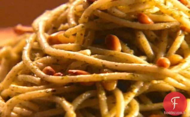 Espaguete com Pesto De Hortelã e salsa