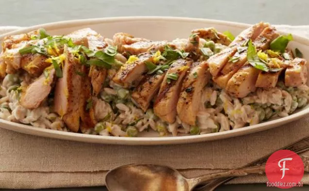Orzo cremoso de limão e pimenta com frango grelhado