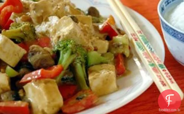 Tofu e vegetais em molho de amendoim
