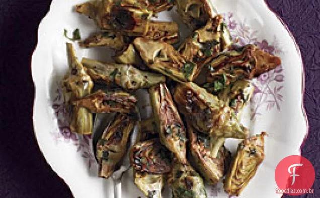 Alcachofras de bebê refogadas com alho, hortelã e salsa