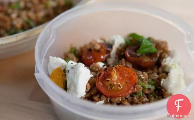 Baga de trigo e salada Farro