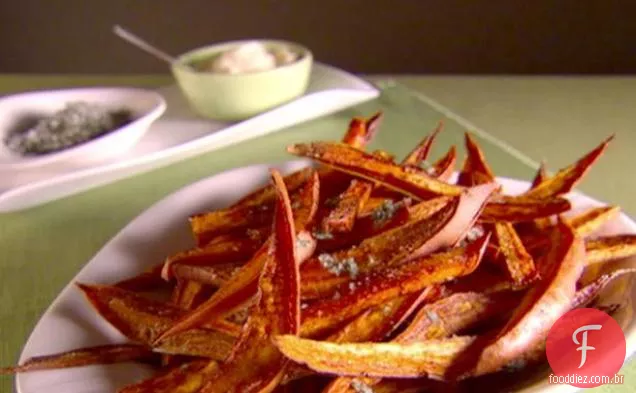 Batatas fritas com sal de manjericão e maionese de alho