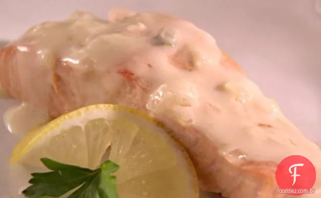 Salmão escalfado com molho de champanhe
