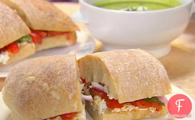 Sanduíches de pimenta assada e queijo de cabra