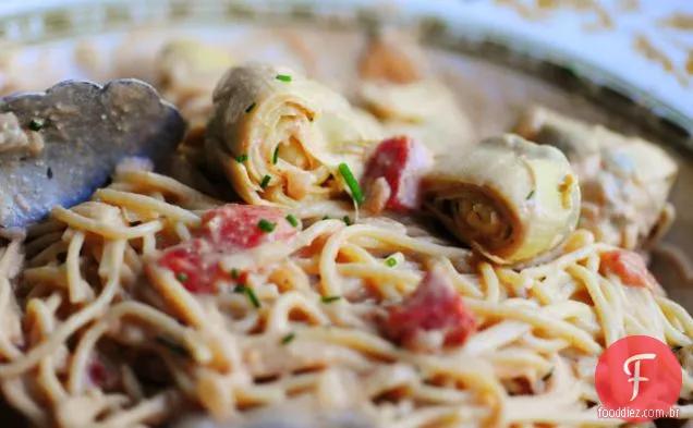 Espaguete com alcachofra corações e tomates