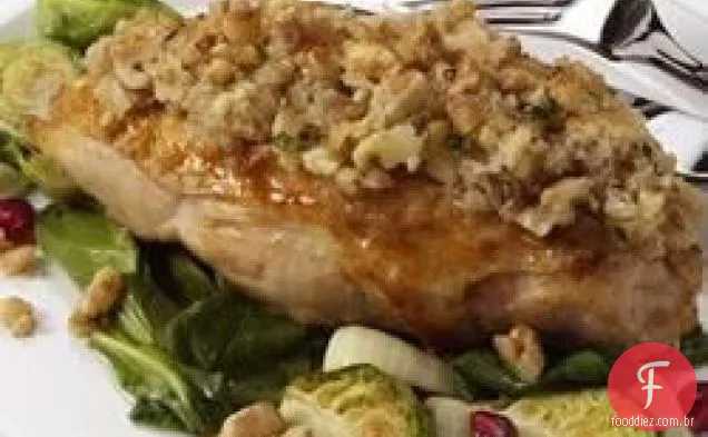 Frango com crosta de alho e noz
