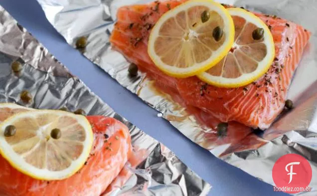 Salmão com limão, alcaparras e alecrim