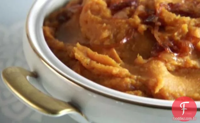 Purê de batata doce de bordo com cebola caramelizada
