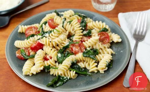 Fusilli com espinafre e queijo Asiago
