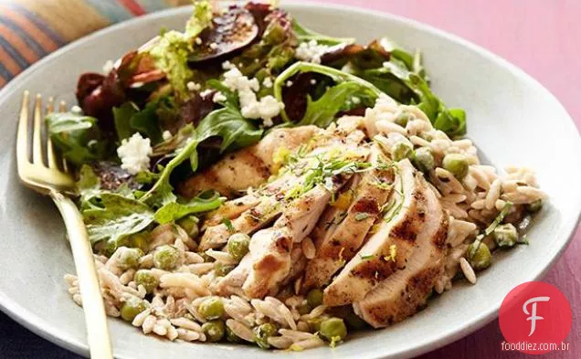 Orzo cremoso de limão e pimenta com salada de frango e Figo
