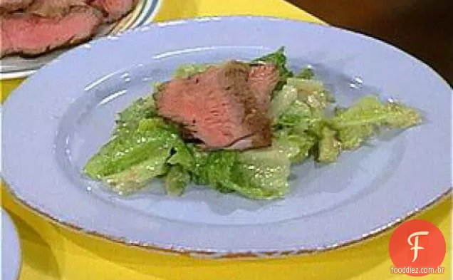 Beef Brutus: salada Caesar com bife de lombo fatiado
