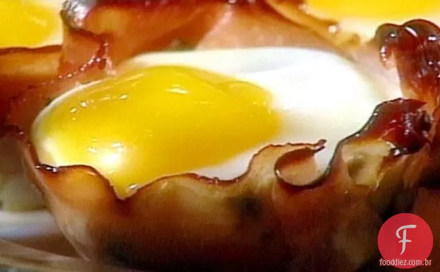 Ovos cozidos e cogumelos em batatas fritas de presunto