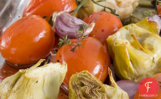 Alcachofras assadas com tomate e alho