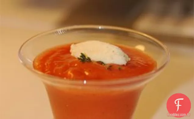 Sopa fria de tomate com sorvete de queijo parmesão