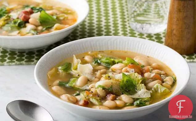 Sopa de feijão branco e escarola