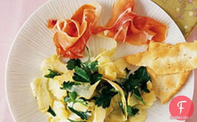 Salada de alcachofra raspada e salsa com presunto Serrano