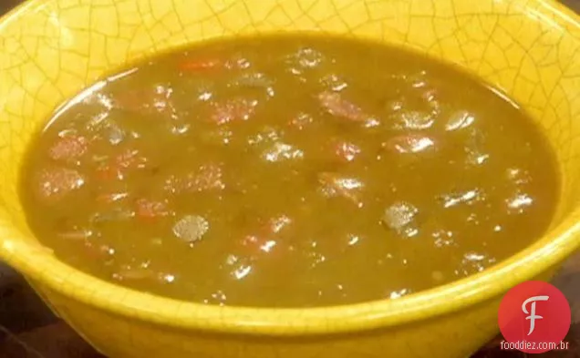 Fogão lento dividir sopa de ervilha com chouriço