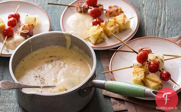 Fondue cheddar envelhecido com tomate grelhado, Bacon e cebola