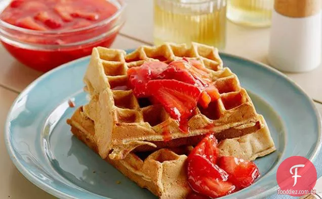 Waffles de leitelho com molho de morango caseiro