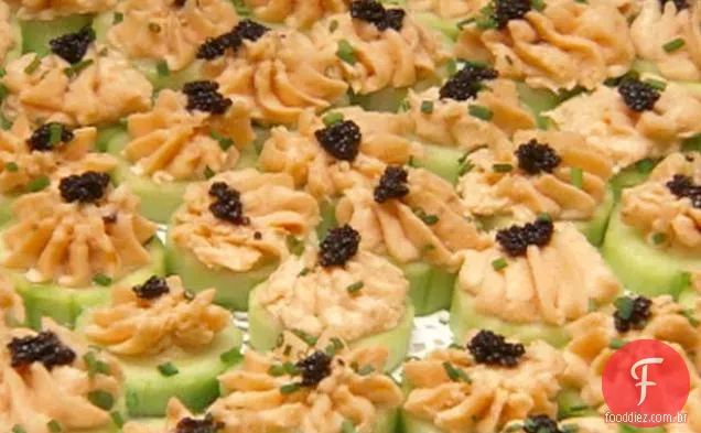 Mousse de salmão defumado em barcos de pepino