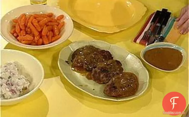 Rissóis de bolo de carne, batatas esmagadas e molho de panela