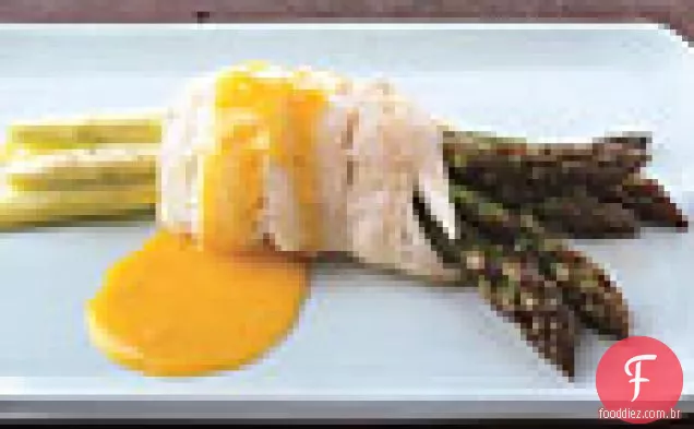 Espargos embrulhados em sola com tangerina Beurre Blanc