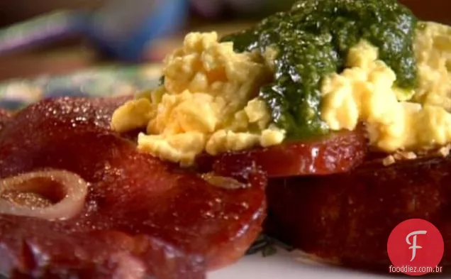 Pesto de espinafre ovos mexidos em brioche de alho com presunto do campo