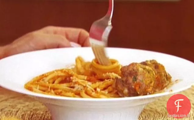 Bucatini All'Amatriciana com almôndegas picantes de mussarela defumada