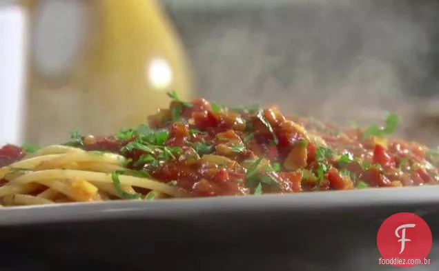 Pasta Pick-a-Pepper (Bucatini com molho de pimentão quente e doce e em conserva)