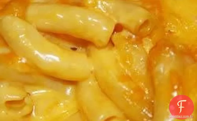 Macarrão cozido e queijo da mãe