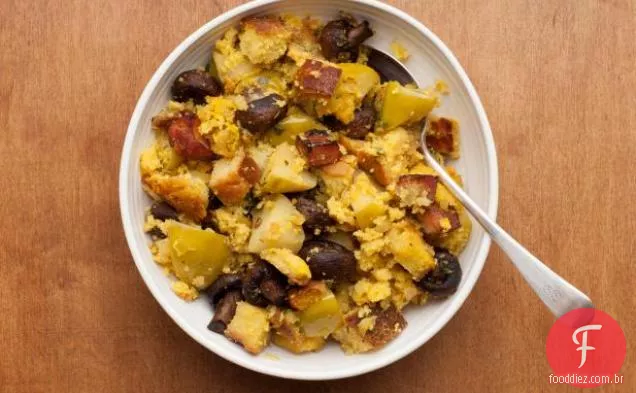 Molho de pão de milho com Pancetta, maçãs e cogumelos