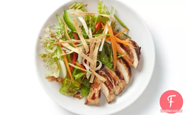 Salada De Frango Grelhado Ao Estilo Asiático Com Molho De Cereja E Amendoim