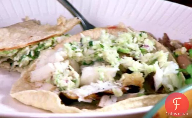 Tacos de peixe do Sul grelhados com repolho Slaw