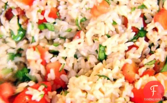 Arroz integral, tomate e manjericão
