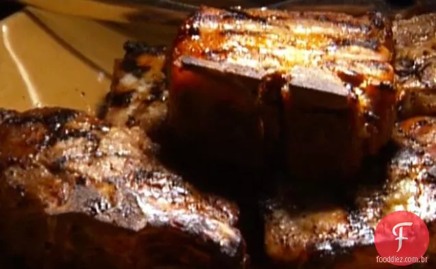 Costeletas de porco defumadas com molho de churrasco de pêssego Bourbon
