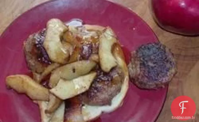 Sanduíche de salsicha com fatias de maçã salteadas