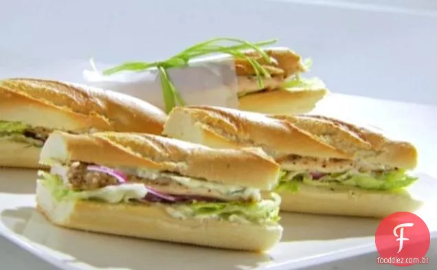 Sanduíche de costeleta de frango com maionese de ervas