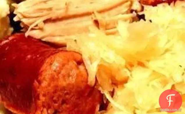 Assado de porco com chucrute e Kielbasa