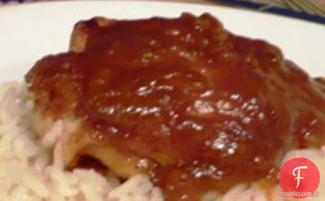 Coxas de frango assadas deliciosas em molho picante