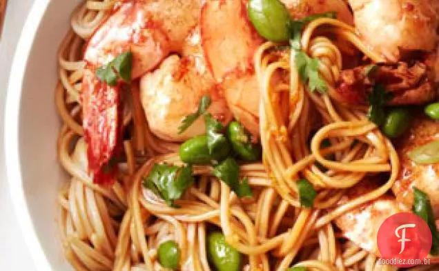 Macarrão asiático com camarão e Edamame
