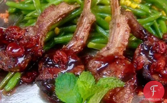 Costeletas de cordeiro com molho de menta cereja