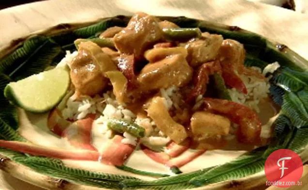 Frango com molho de caril de amendoim